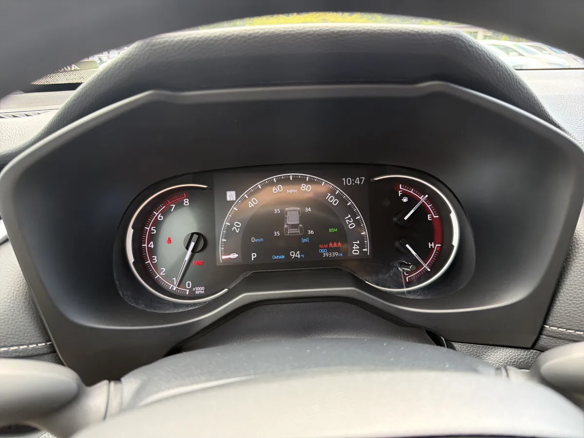 2023 Toyota RAV4 XLE thumbnail 12
