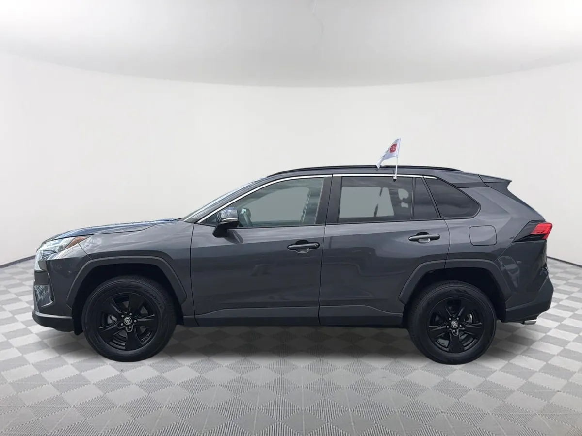 2023 Toyota RAV4 XLE thumbnail 13