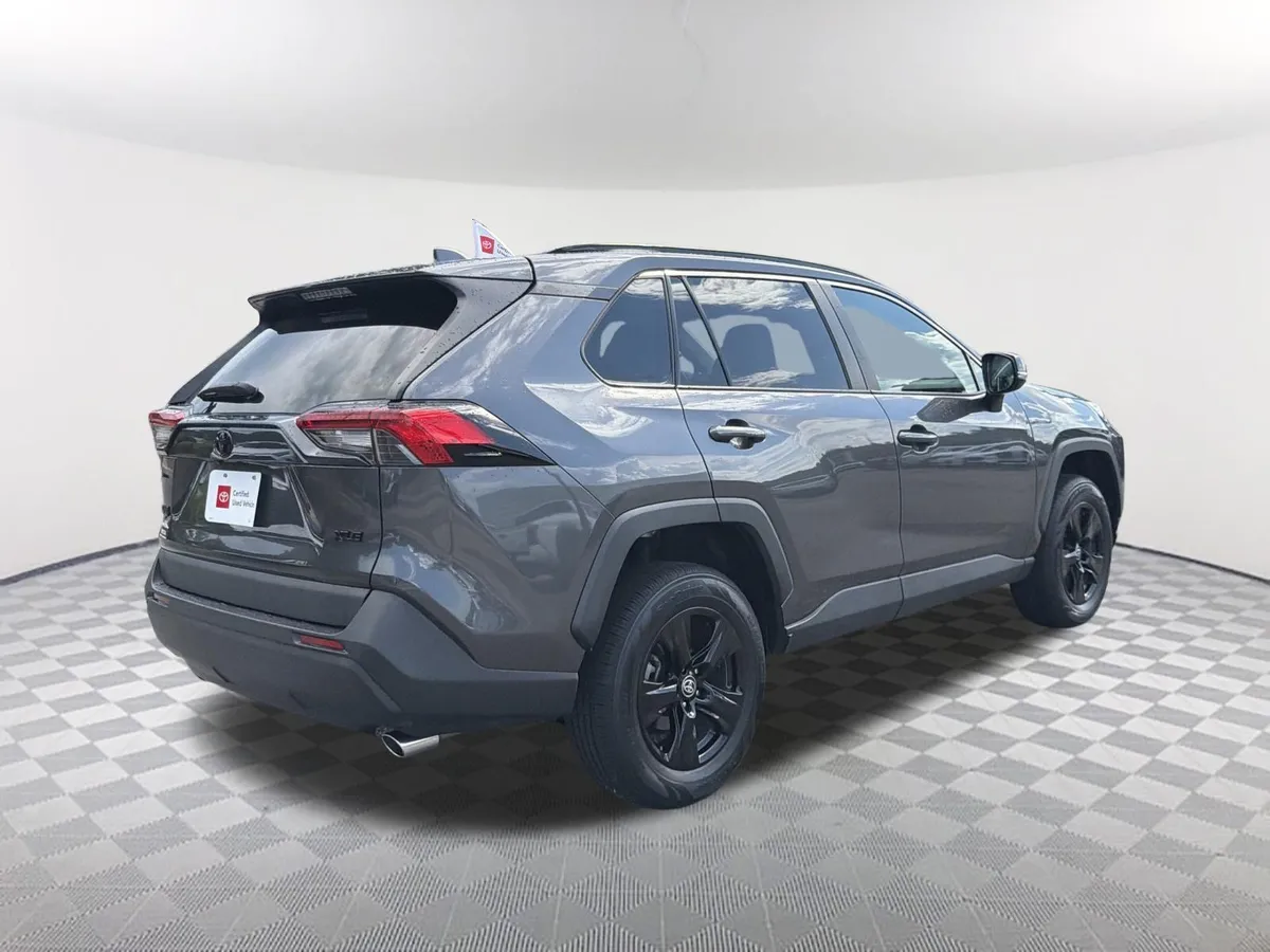 2023 Toyota RAV4 XLE thumbnail 14