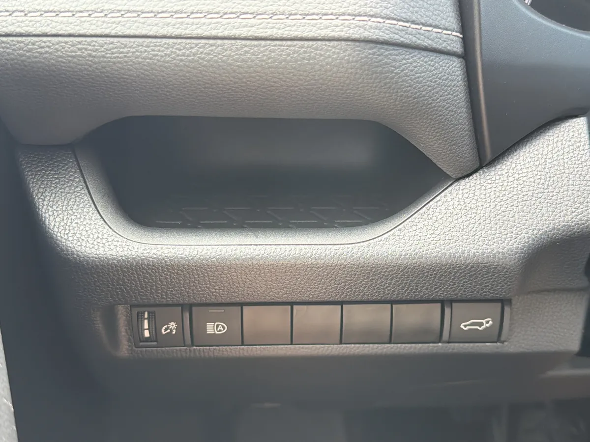 2023 Toyota RAV4 XLE thumbnail 16