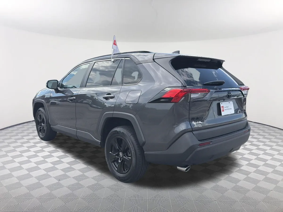 2023 Toyota RAV4 XLE thumbnail 17