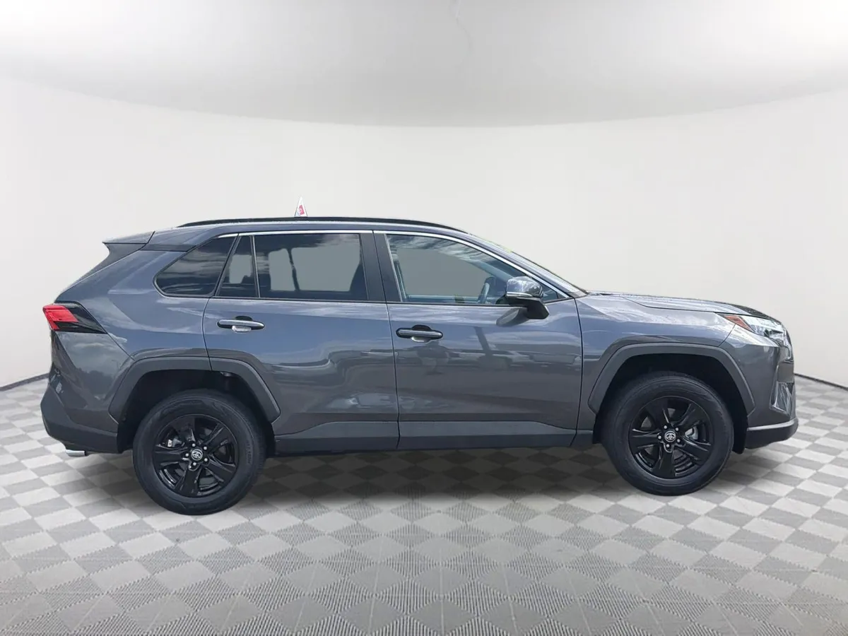 2023 Toyota RAV4 XLE thumbnail 18