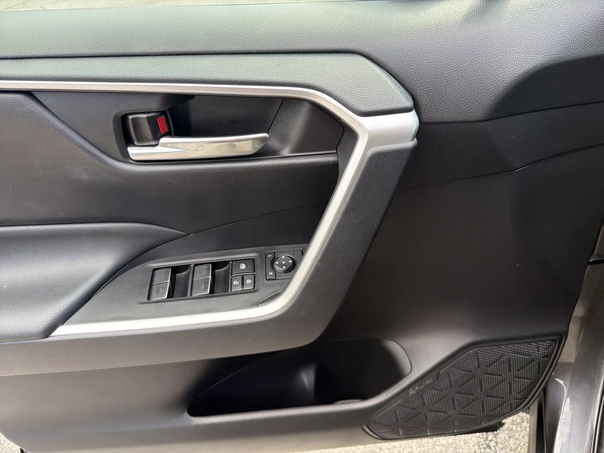 2023 Toyota RAV4 XLE thumbnail 20