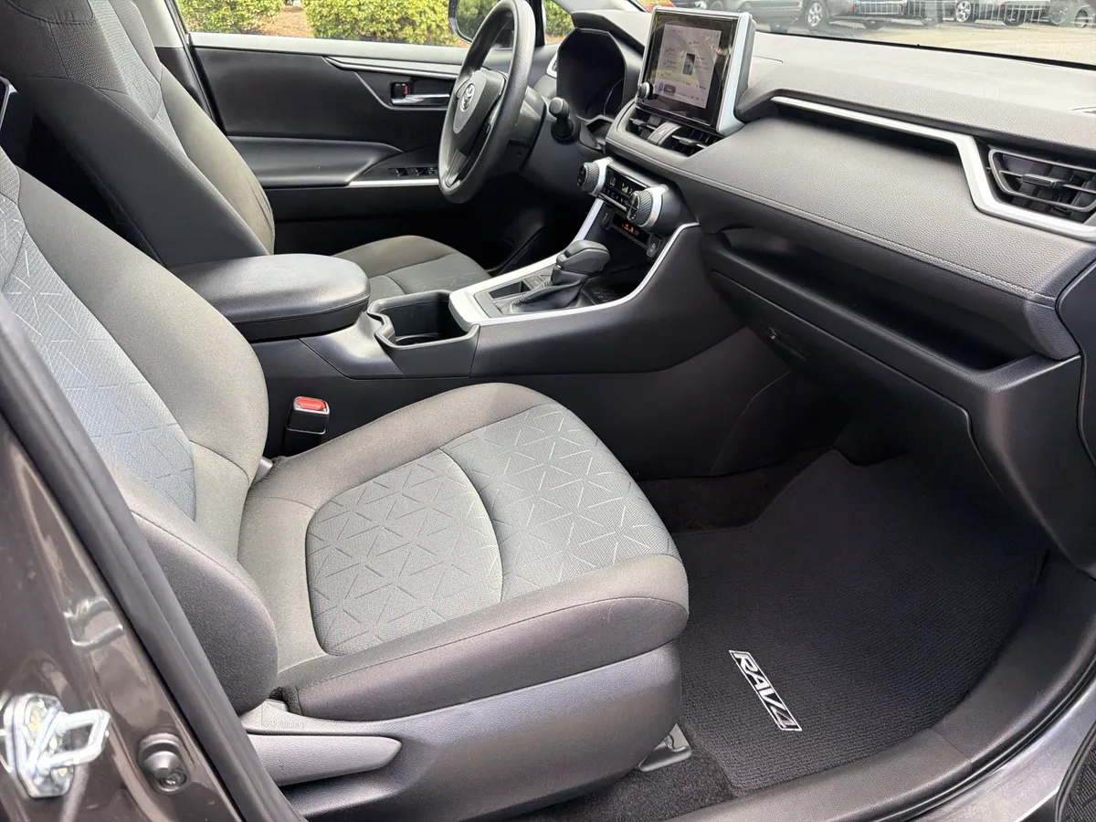 2023 Toyota RAV4 XLE thumbnail 22