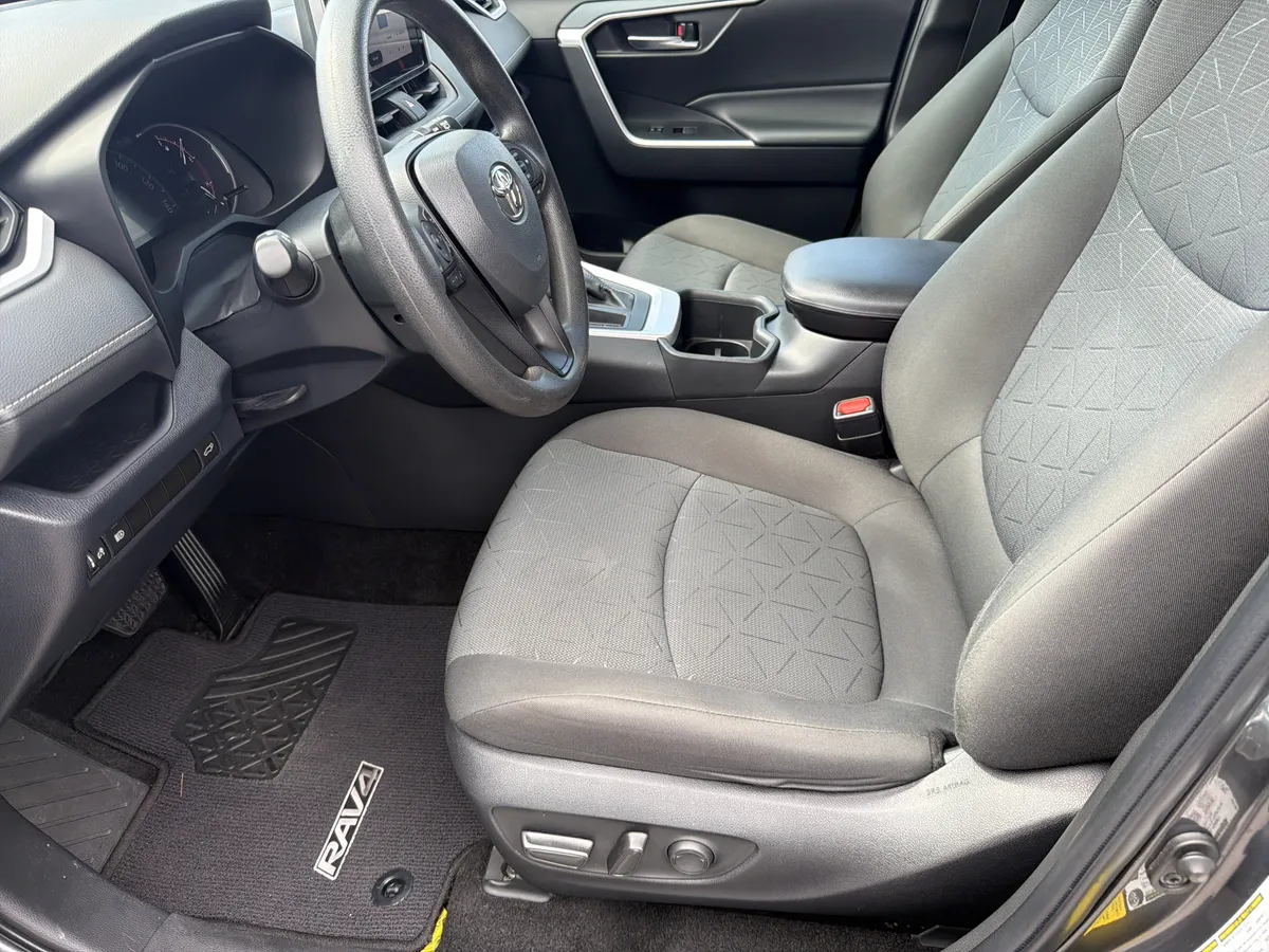 2023 Toyota RAV4 XLE thumbnail 23