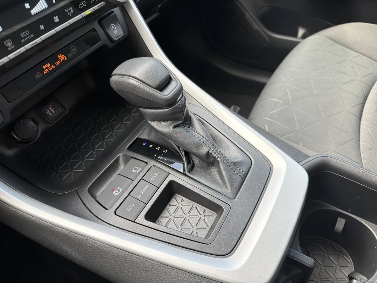 2023 Toyota RAV4 XLE thumbnail 3