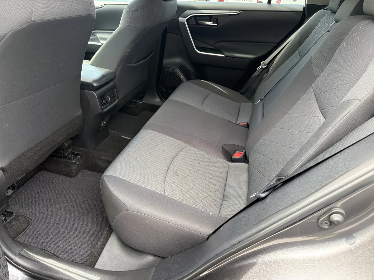 2023 Toyota RAV4 XLE thumbnail 31