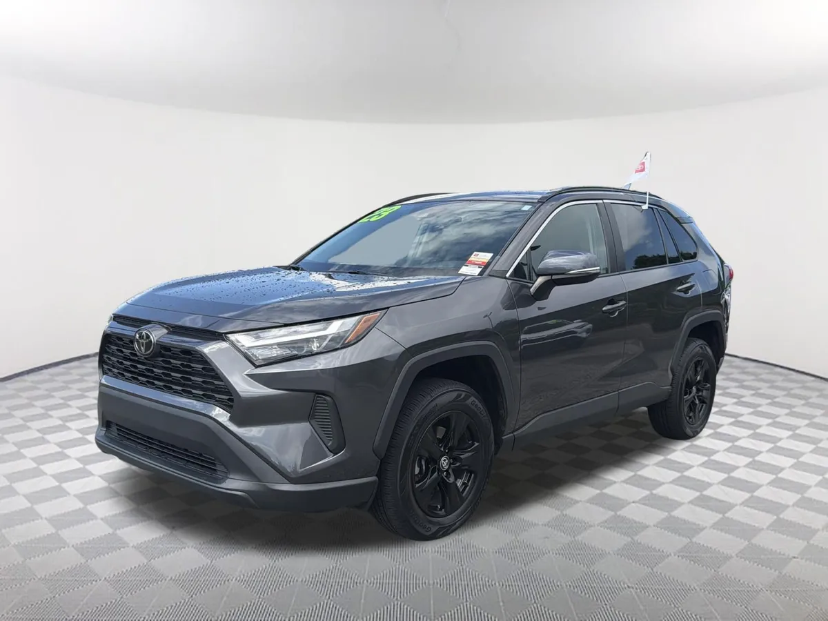 2023 Toyota RAV4 XLE thumbnail 4