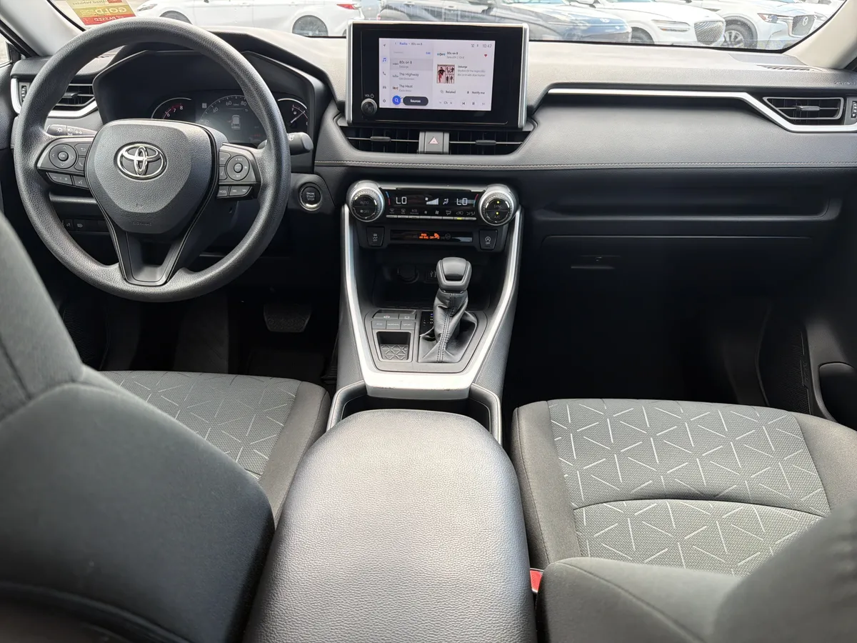 2023 Toyota RAV4 XLE thumbnail 6