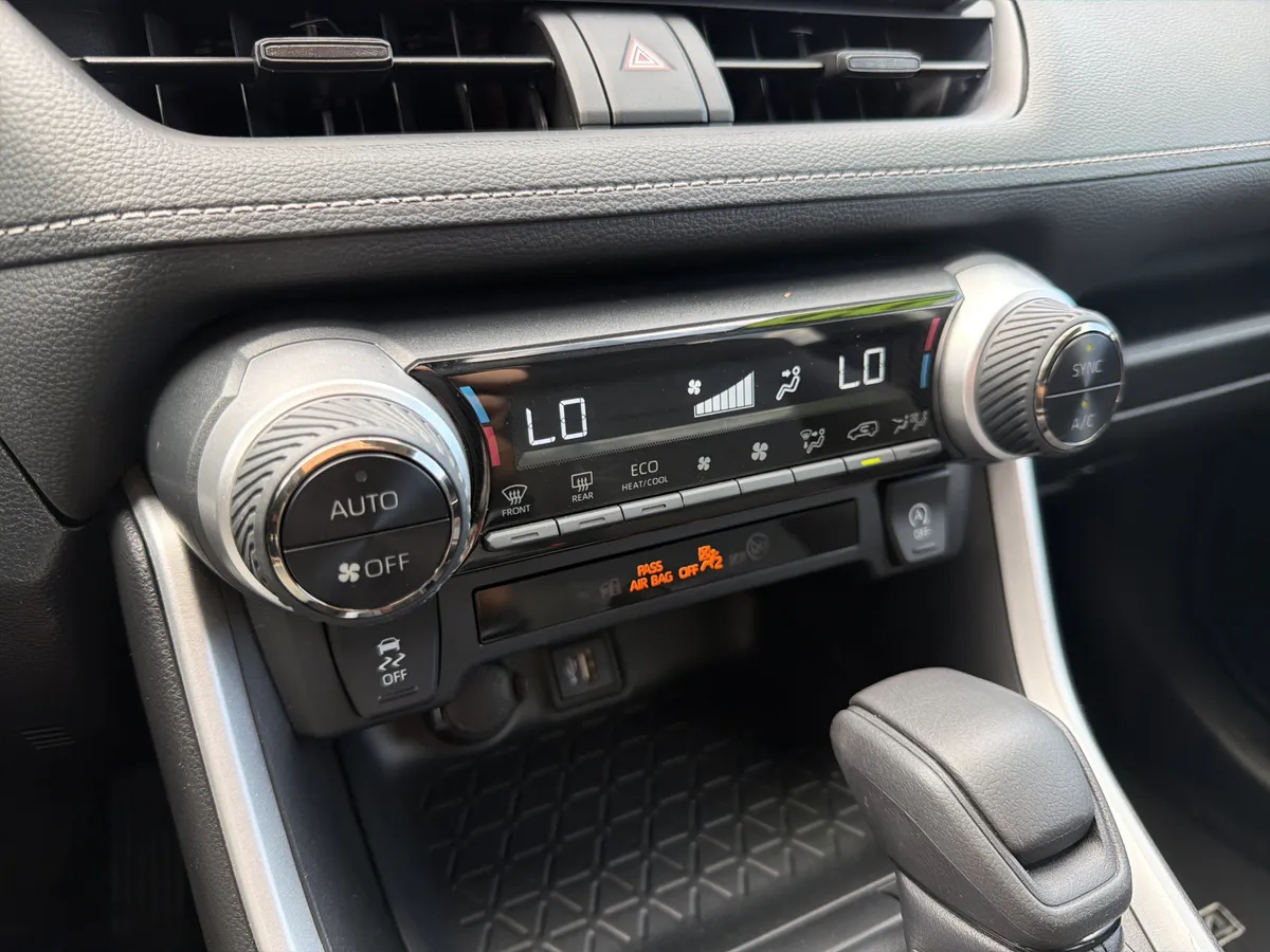 2023 Toyota RAV4 XLE thumbnail 8