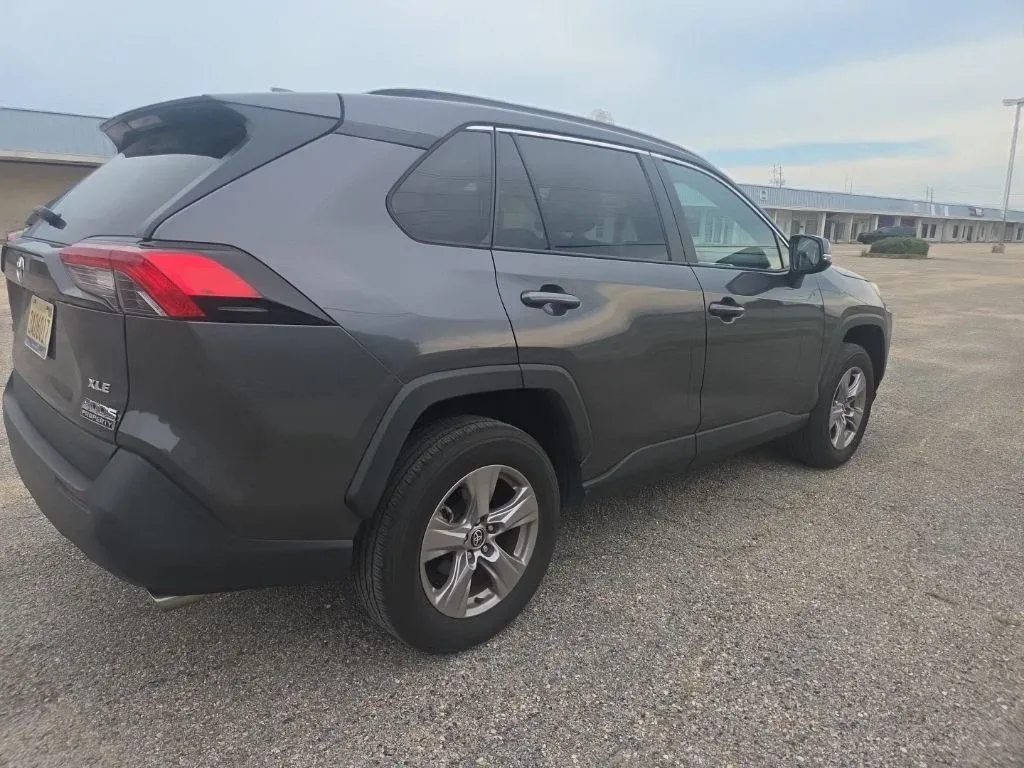 2023 Toyota RAV4 XLE thumbnail 10