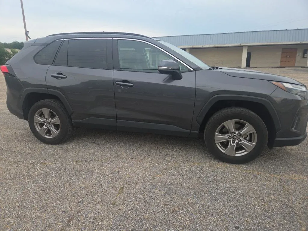 2023 Toyota RAV4 XLE thumbnail 12