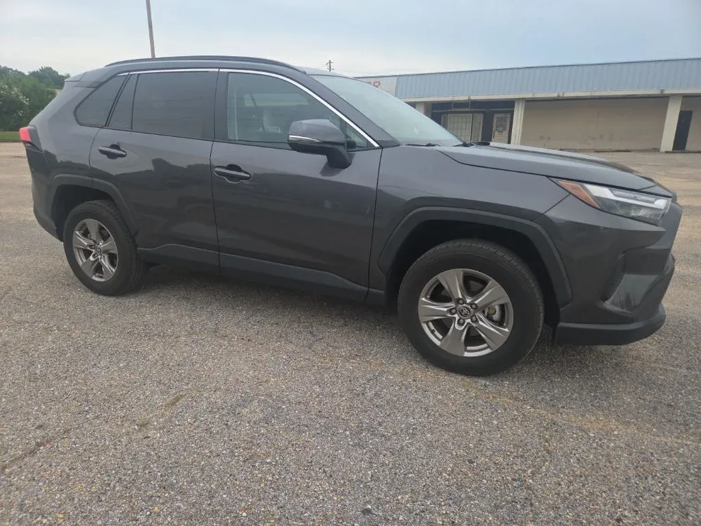 2023 Toyota RAV4 XLE thumbnail 13