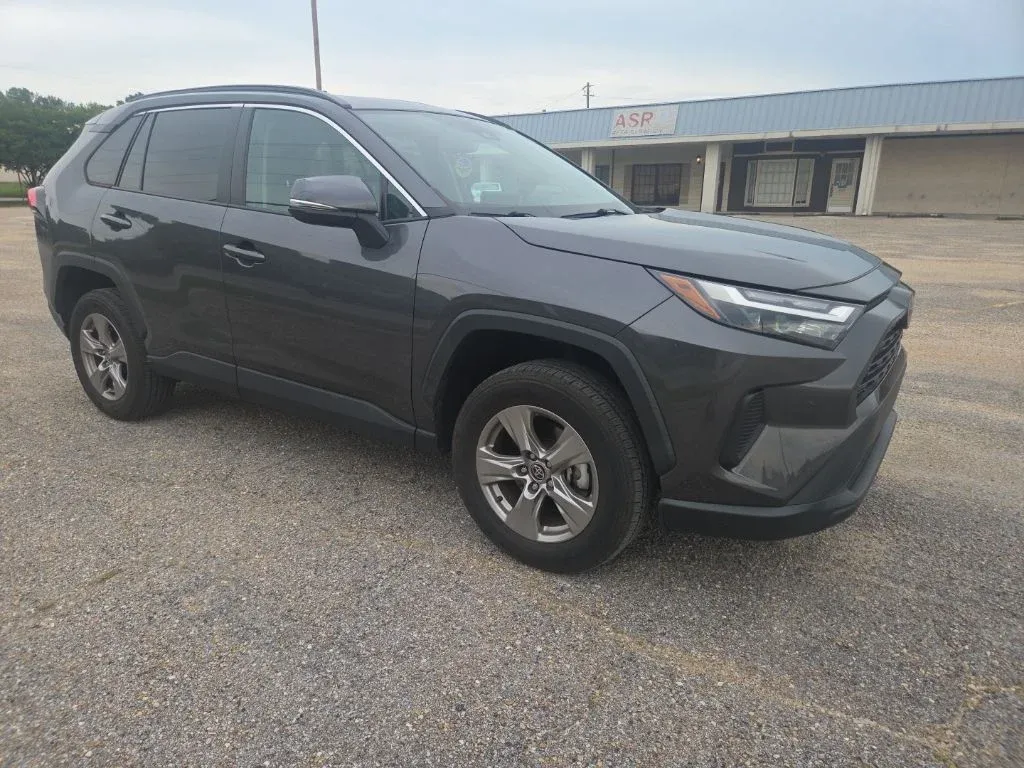2023 Toyota RAV4 XLE thumbnail 14