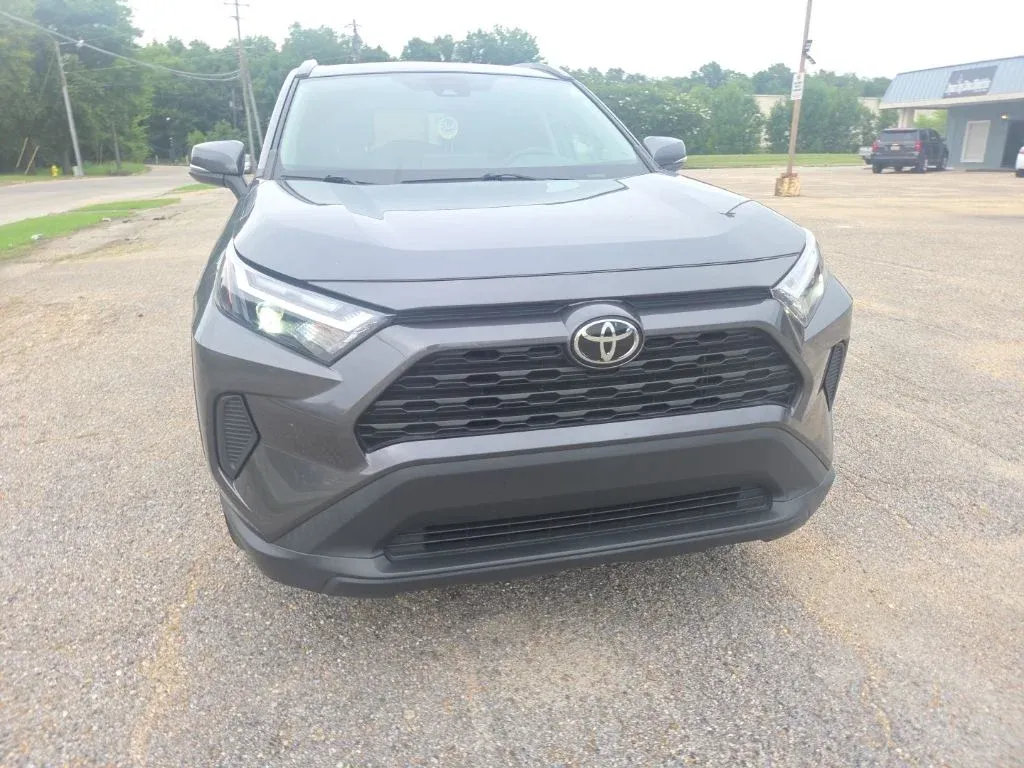 2023 Toyota RAV4 XLE thumbnail 2