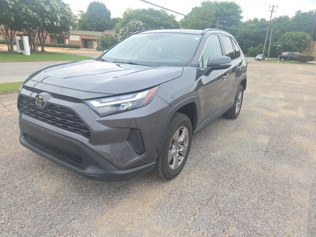 2023 Toyota RAV4 XLE thumbnail 3