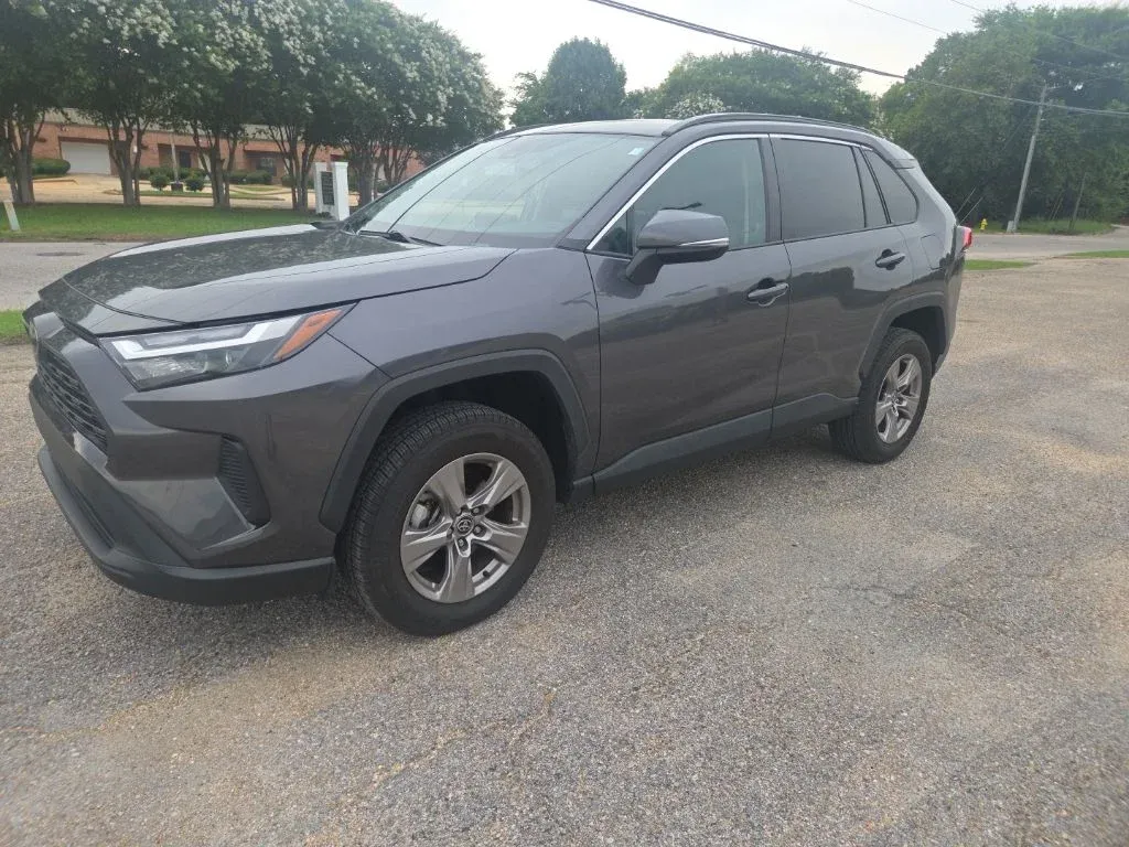 2023 Toyota RAV4 XLE thumbnail 4