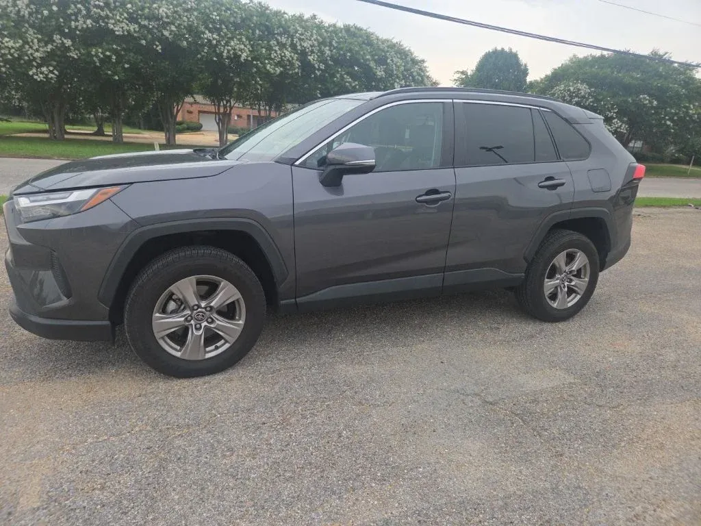 2023 Toyota RAV4 XLE thumbnail 5