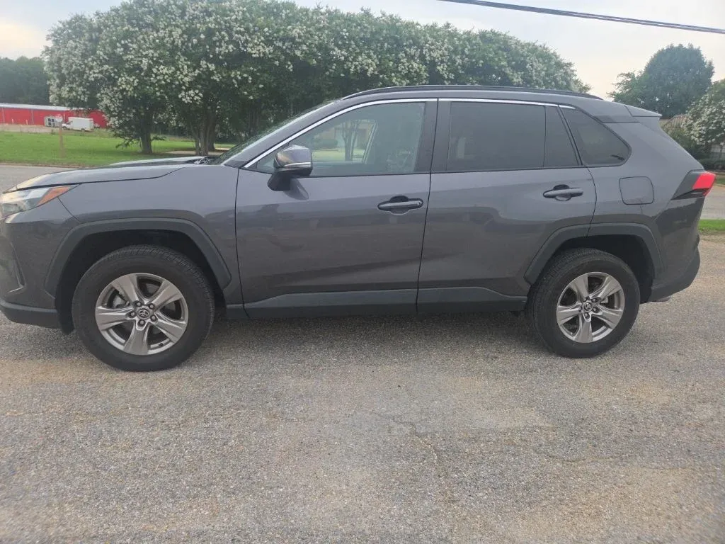 2023 Toyota RAV4 XLE thumbnail 6