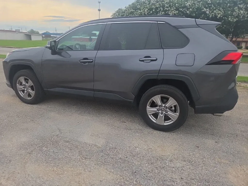 2023 Toyota RAV4 XLE thumbnail 8