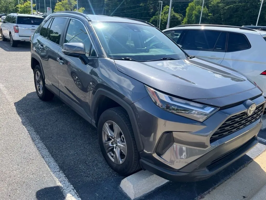 2023 Toyota RAV4 XLE thumbnail 2