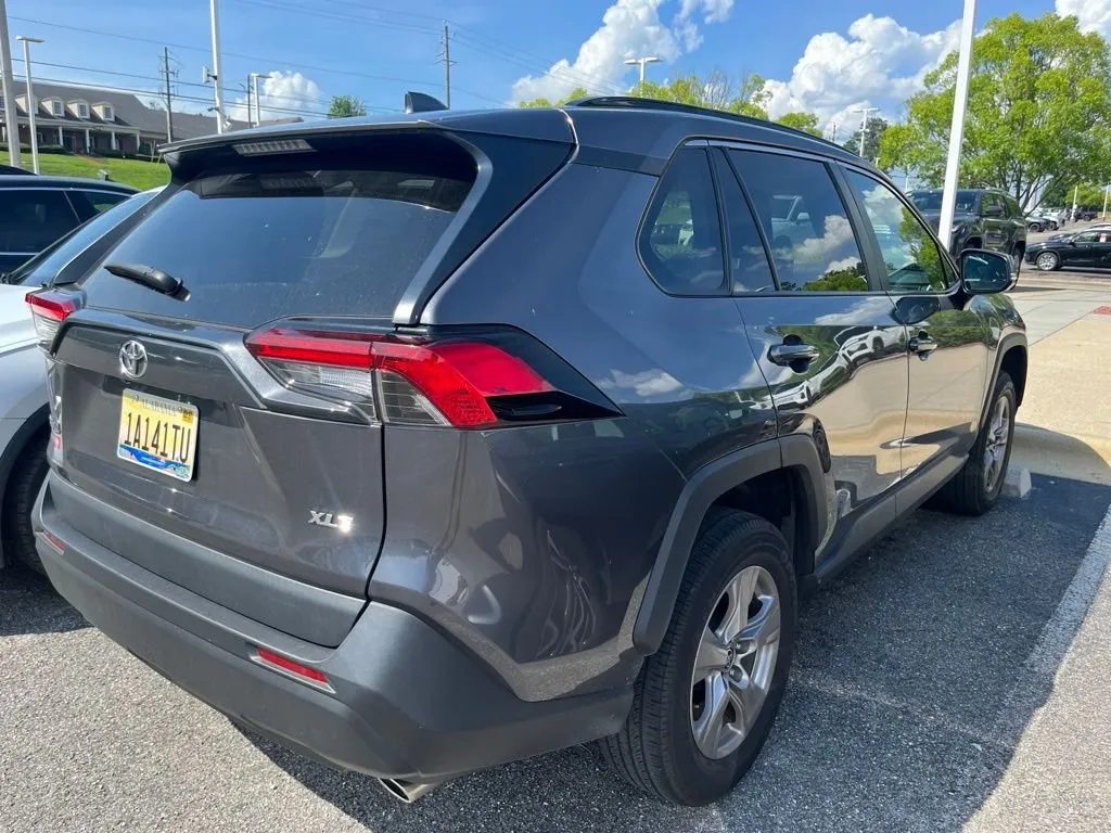 2023 Toyota RAV4 XLE thumbnail 3