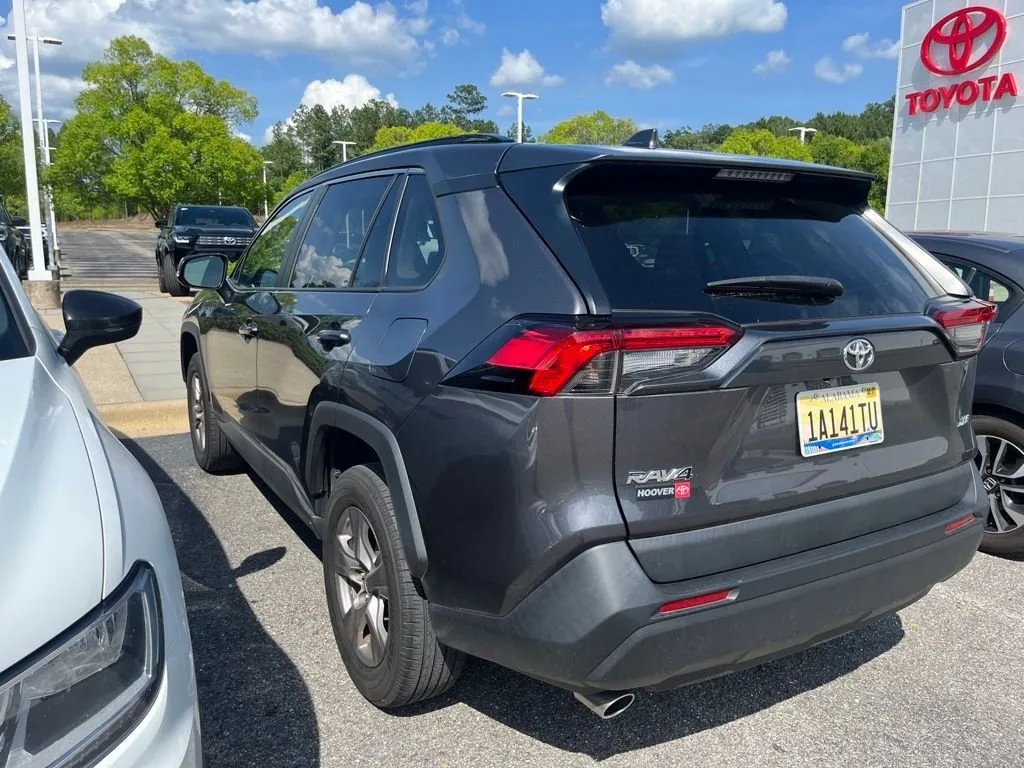 2023 Toyota RAV4 XLE thumbnail 4