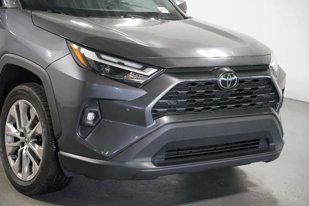 2023 Toyota RAV4 XLE Premium thumbnail 4