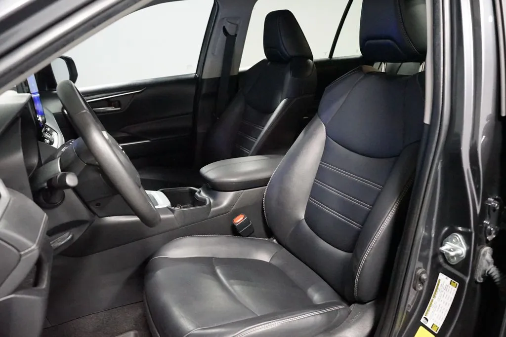 2023 Toyota RAV4 XLE Premium thumbnail 6