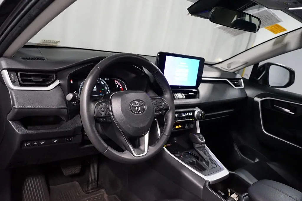 2023 Toyota RAV4 XLE Premium thumbnail 7
