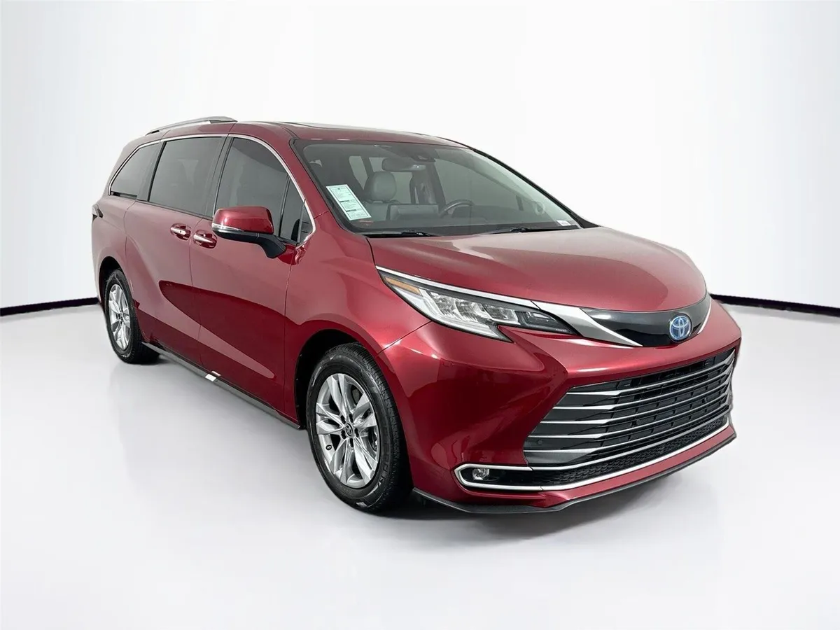 2023 Toyota Sienna Limited 7-Passenger thumbnail 10