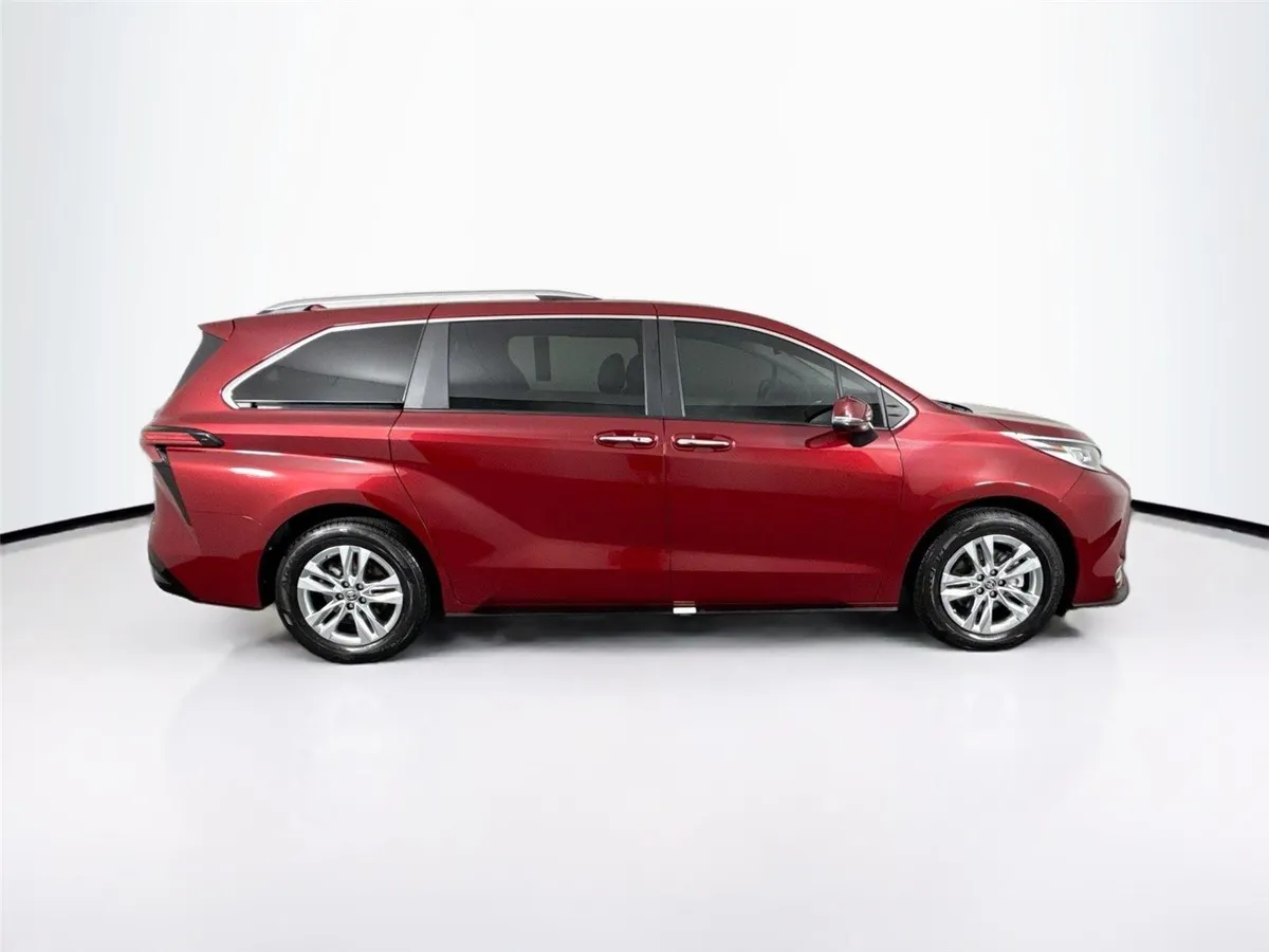 2023 Toyota Sienna Limited 7-Passenger thumbnail 11