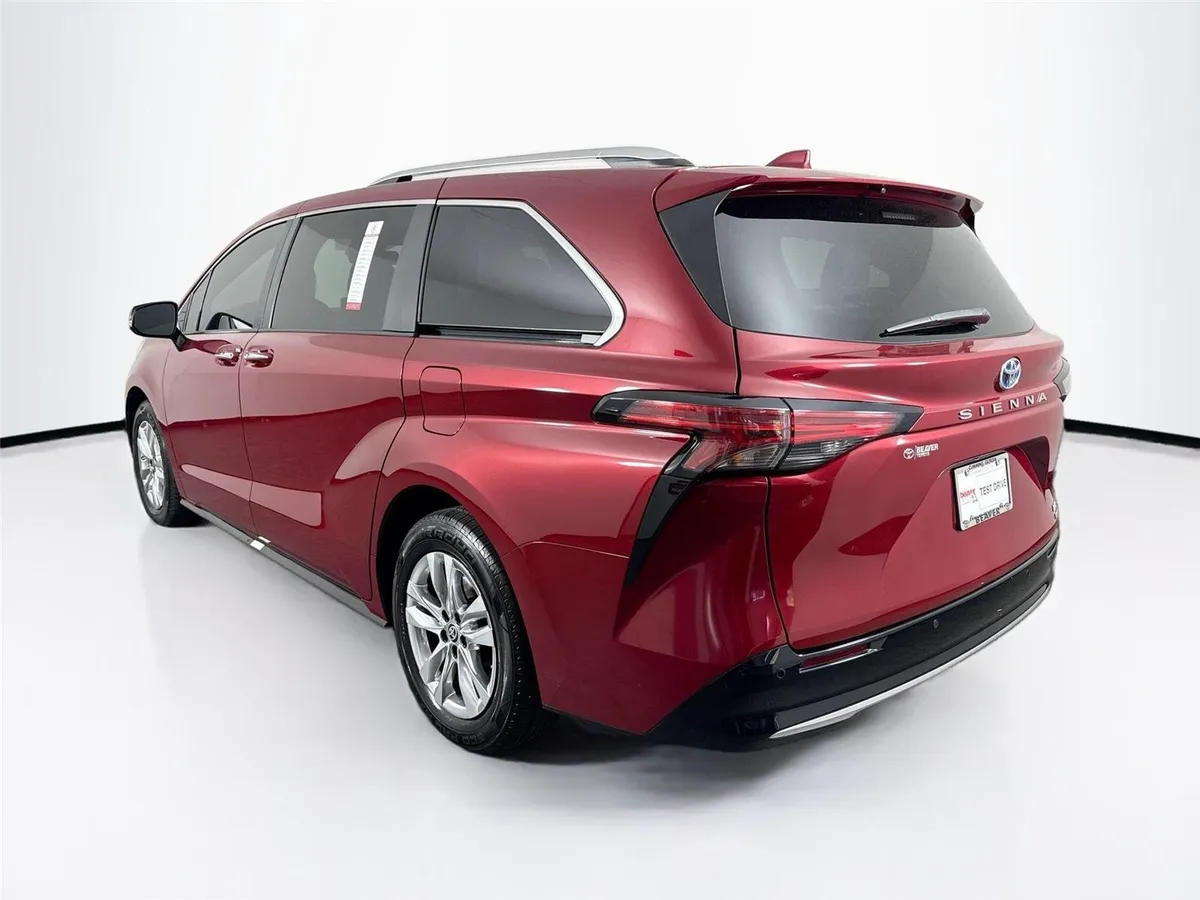 2023 Toyota Sienna Limited 7-Passenger thumbnail 13