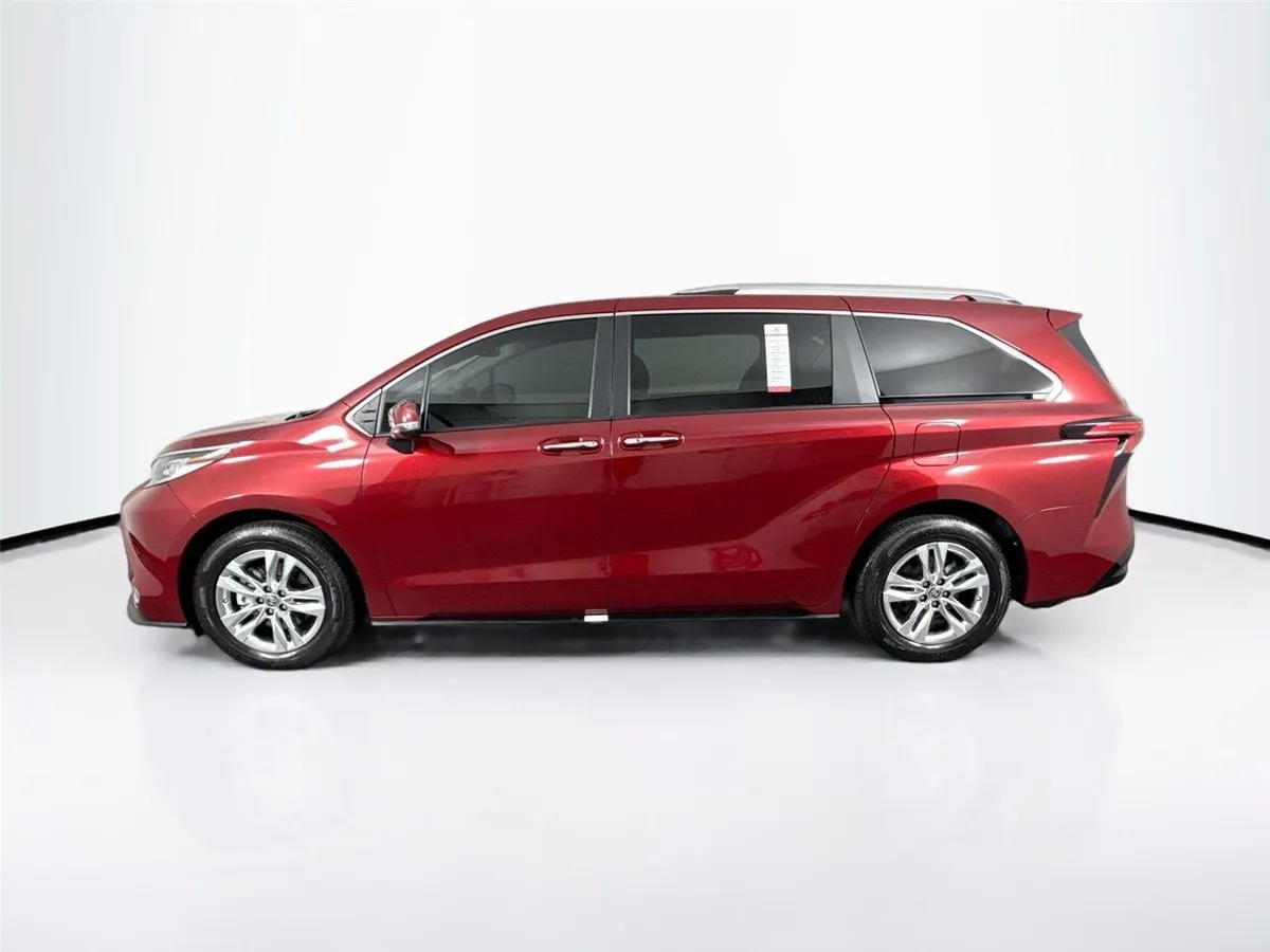 2023 Toyota Sienna Limited 7-Passenger thumbnail 14