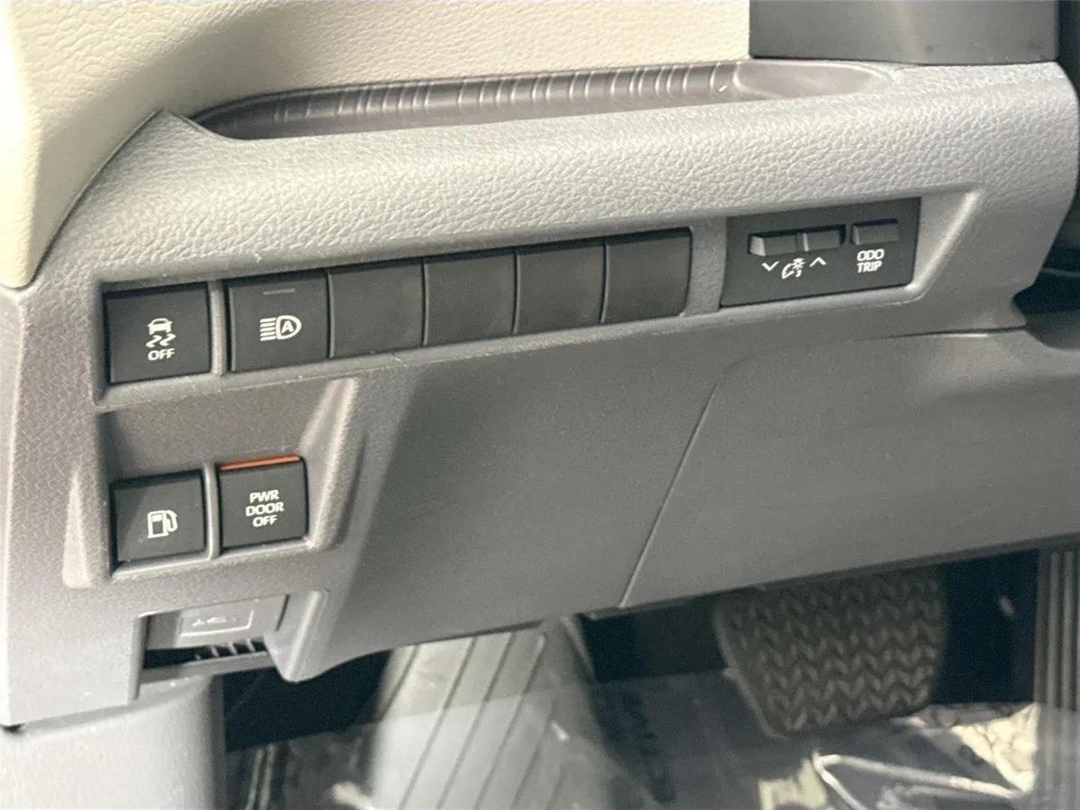 2023 Toyota Sienna Limited 7-Passenger thumbnail 16