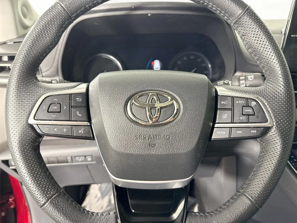2023 Toyota Sienna Limited 7-Passenger thumbnail 17