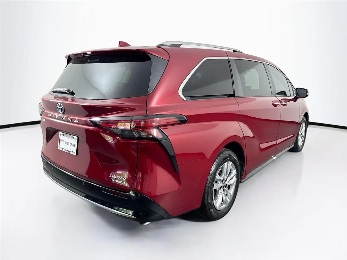 2023 Toyota Sienna Limited 7-Passenger thumbnail 2