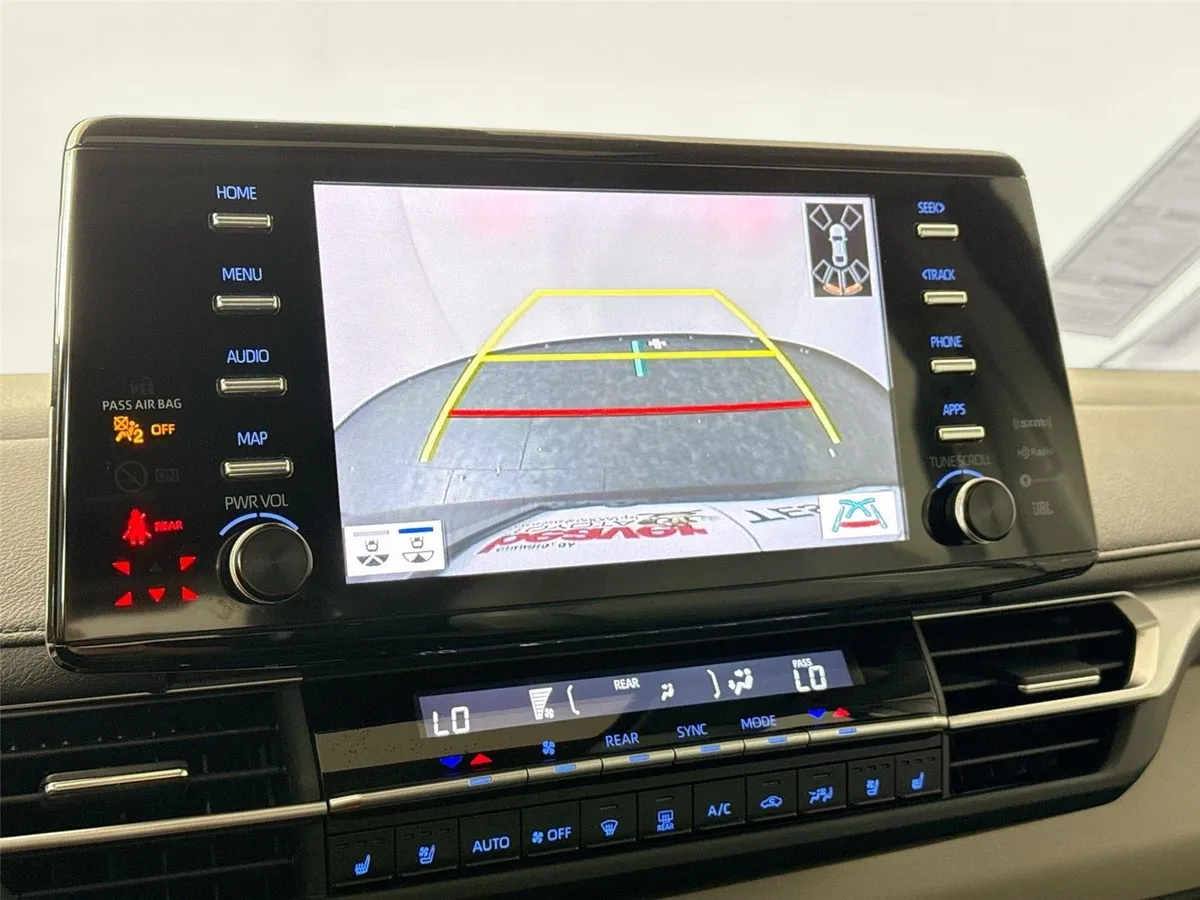 2023 Toyota Sienna Limited 7-Passenger thumbnail 26