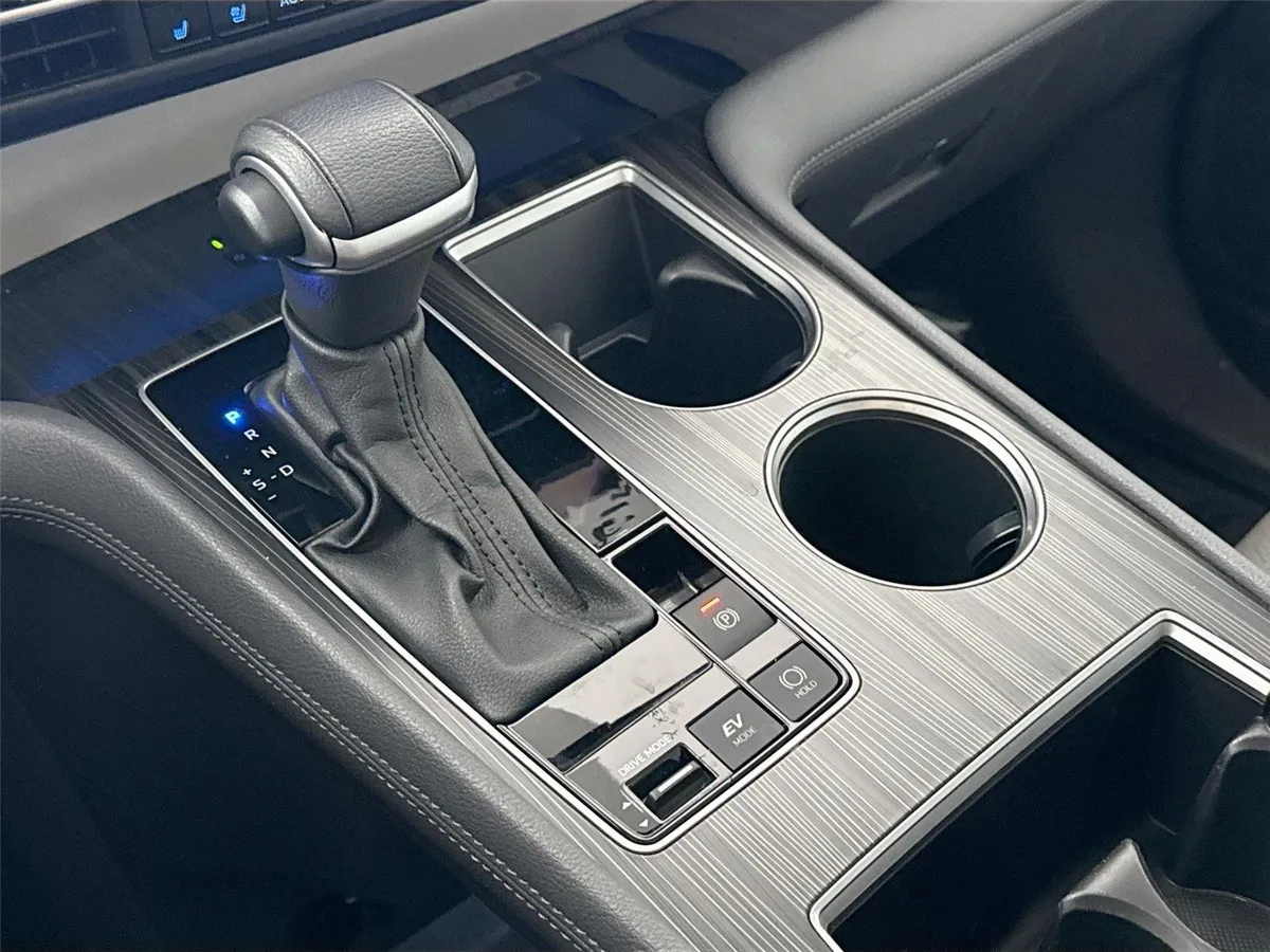 2023 Toyota Sienna Limited 7-Passenger thumbnail 28