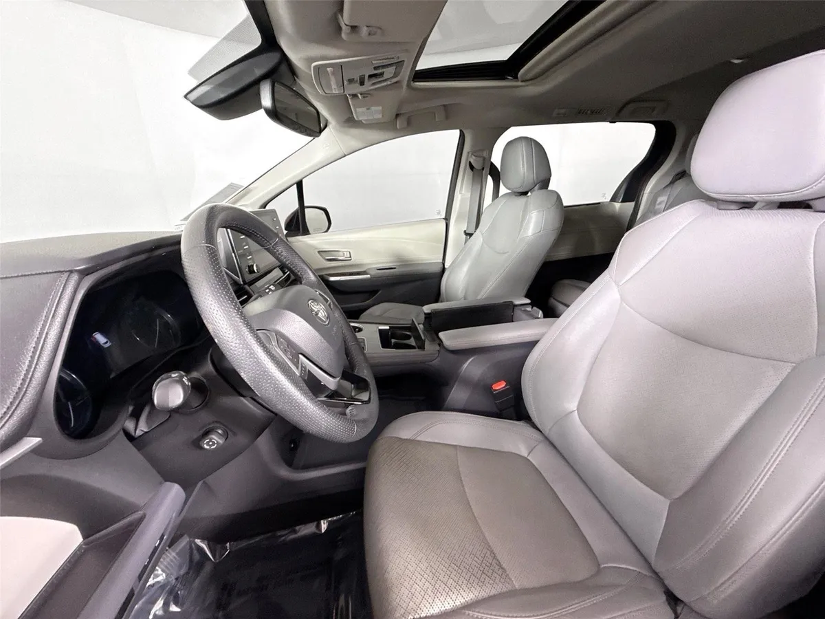 2023 Toyota Sienna Limited 7-Passenger thumbnail 3