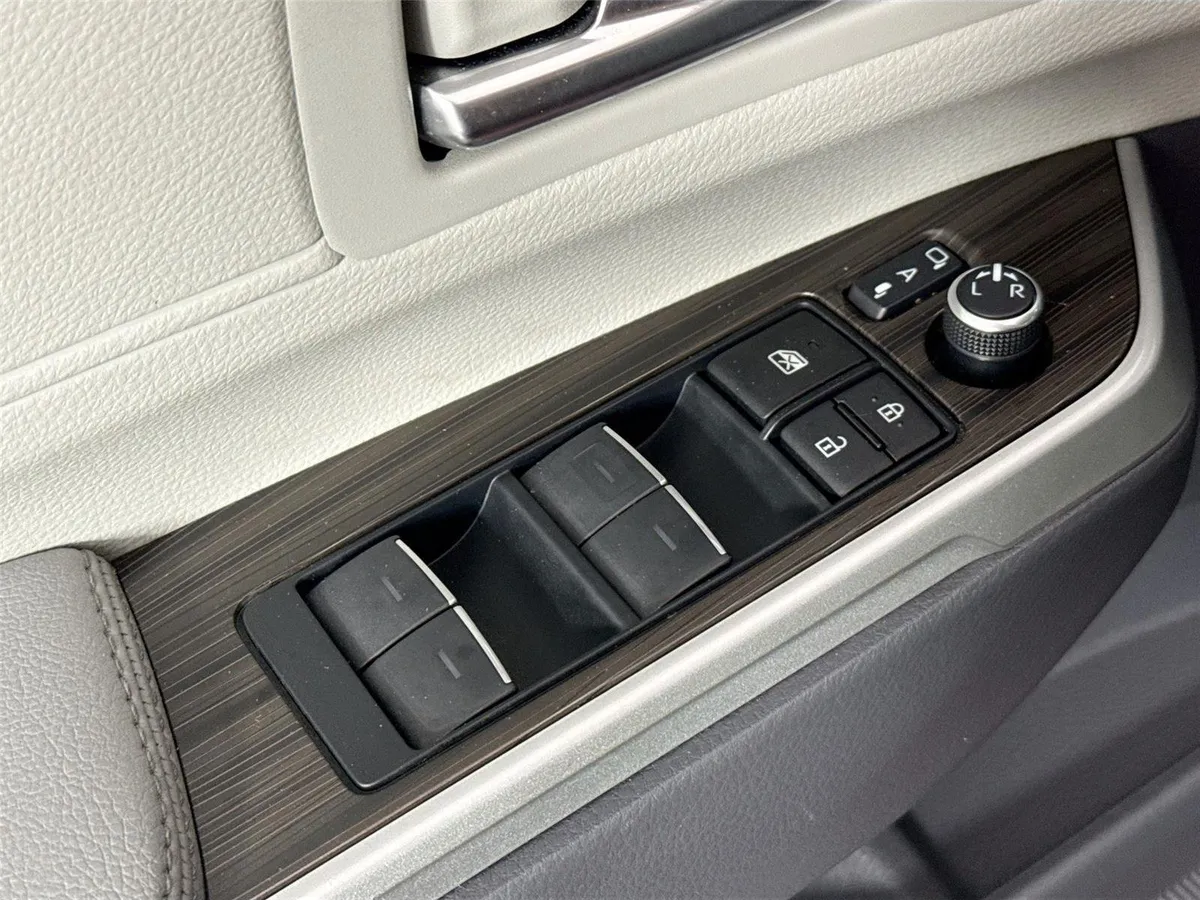 2023 Toyota Sienna Limited 7-Passenger thumbnail 31