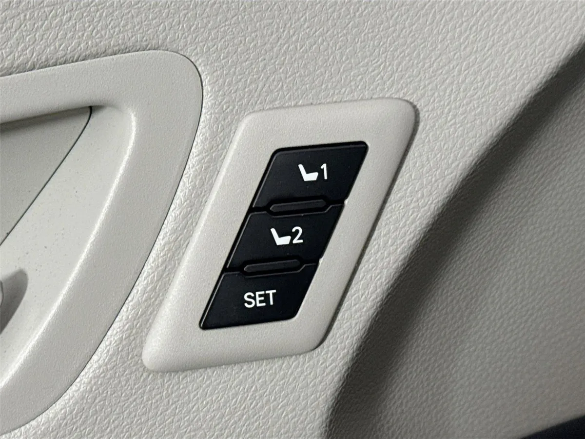 2023 Toyota Sienna Limited 7-Passenger thumbnail 32