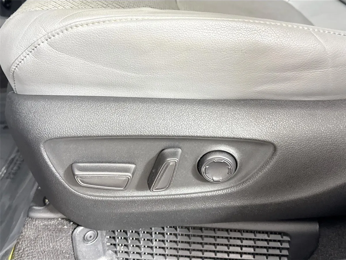 2023 Toyota Sienna Limited 7-Passenger thumbnail 34