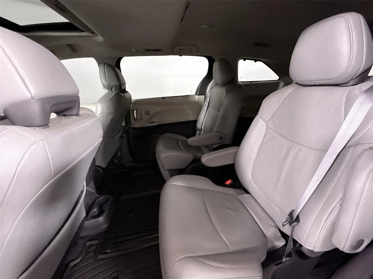 2023 Toyota Sienna Limited 7-Passenger thumbnail 35