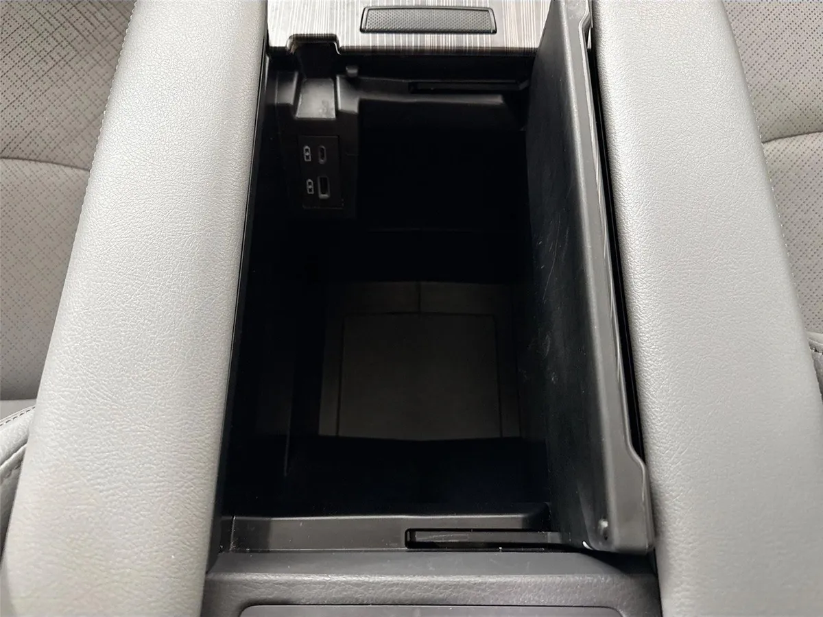 2023 Toyota Sienna Limited 7-Passenger thumbnail 38
