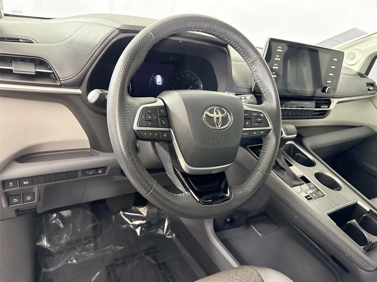 2023 Toyota Sienna Limited 7-Passenger thumbnail 4