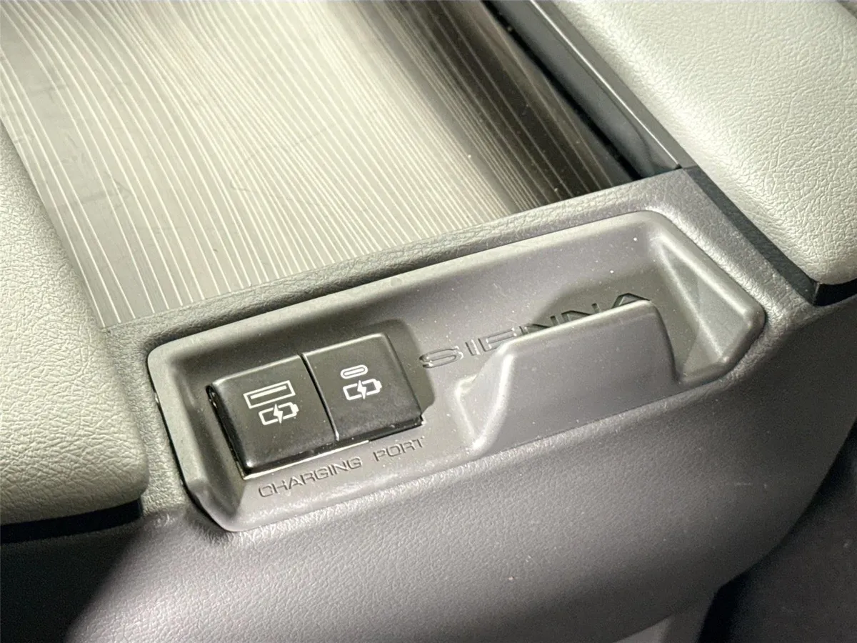 2023 Toyota Sienna Limited 7-Passenger thumbnail 41