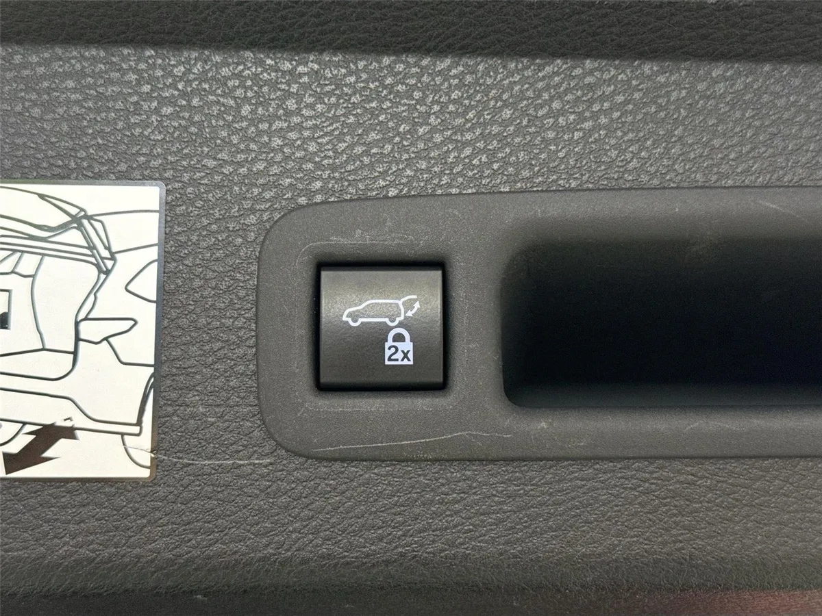 2023 Toyota Sienna Limited 7-Passenger thumbnail 43