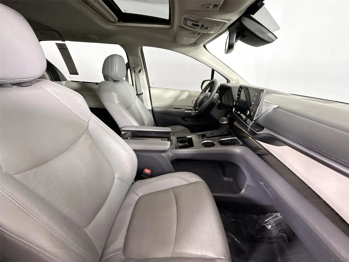 2023 Toyota Sienna Limited 7-Passenger thumbnail 46