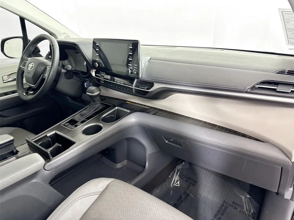 2023 Toyota Sienna Limited 7-Passenger thumbnail 47